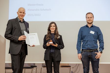 Prof. Dr. Tim Schönborn mit Preisträgerin Alexandra Schotsch und Vertreter der IHK Trier.