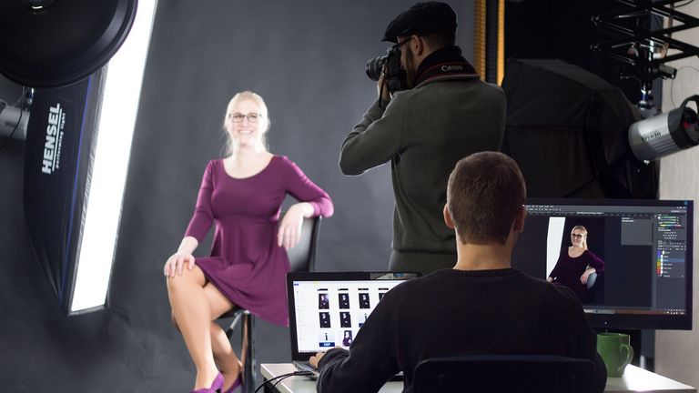 Fotolabor, Model, beleuchtet mit professionellem Licht und Fotograf