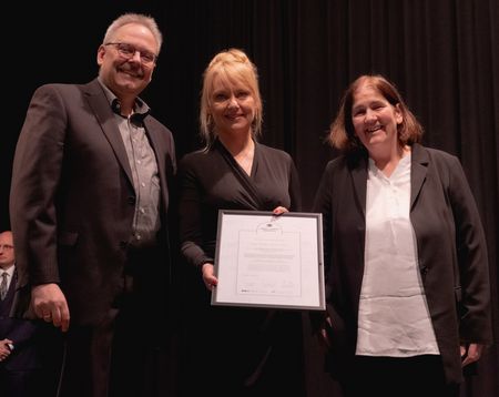 Bürkle-Preis - Meike Lerner (mitte) mit Prof. Dr.-Ing. Susanne Hartard und Prof. Dr. Klaus Helling