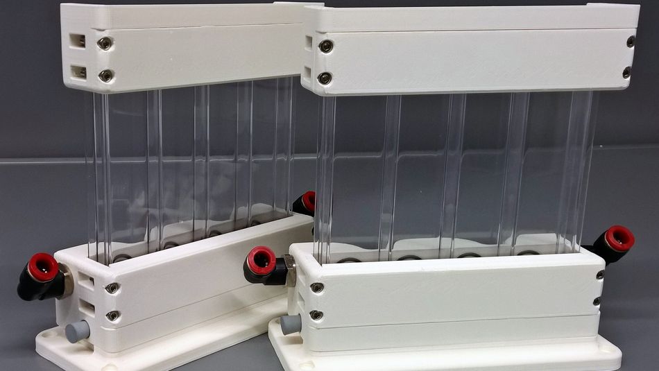 Eigenentwickelter emerser Doppelstegplatten-Photobioreaktor im Labormaßstab