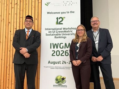 Keynote Prof. Dr. Nadine Kammerlander: Female Leadership for Sustainability, eingerahmt von Prof. Dr. Vishnu Juwono und Prof. Dr. Klaus Helling (Foto Sabrina Hikmah)