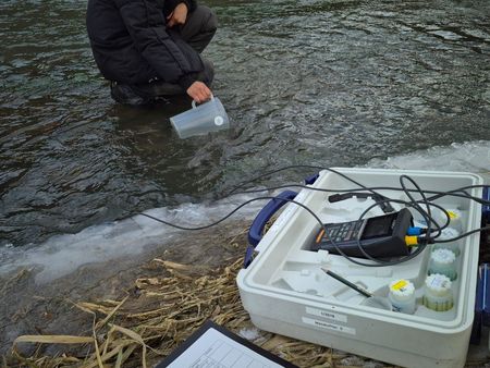Zur Ermittlung verschiedener physikalisch-chemischer Messgrößen, werden diese über Messelektroden direkt im fließenden Gewässer gemessen (z.B. Sauerstoffgehalt, Leitfähigkeit) oder Wasserproben für eine spätere Analyse entnommen.