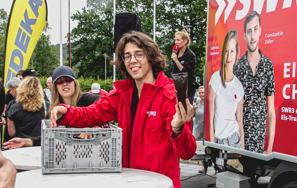 SWR3 Crew beim Eisverteilen