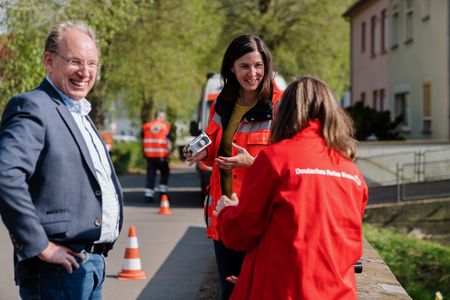 Prof. Klaus-Uwe Gollmer im Gespräch mit Diana Peters (DRK Geschäftsführerin) und Christiane Plankenhorn (DRK-Flutopferhilfe) | Bildquelle: Deutsches Rotes Kreuz
