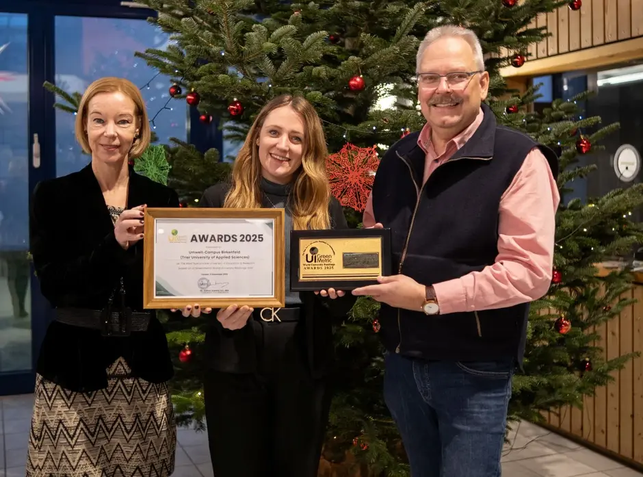 Prof. Dr. Dorit Schumann, Julia Schmidt und Prof. Dr. Klaus Helling sind stolz auf die Platzierungen im GreenMetric Ranking.