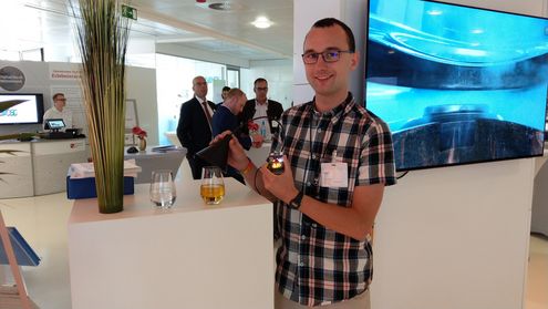 Marcel Garling, Mitarbeiter der Fachrichtung Informatik, mit der künstlichen Nase. Foto: Gino Rottenbach, Umwelt-Campus Birkenfeld