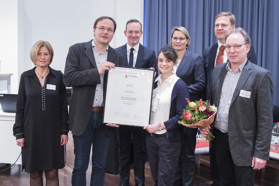 Freuen sich über die Auszeichnung als MINT-Nationalparkregion (v. l.): Jurysprecherin Prof. Gabriele Hornung, Prof. Naumann, Wirtschaftsminister Wissing, Lara Hoffmann (UCB), Bildungsministerin Hubig, Christian Hingst (Wissenschaftsministerium) sowie Prof. Gollmer | Fotograf: Peter Pulkowski