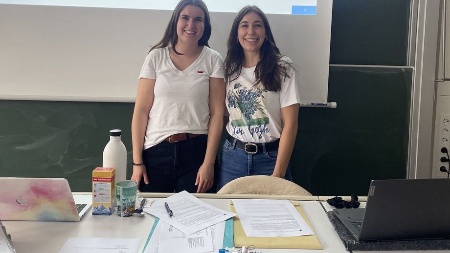 Masterstudentinnen Lea Weller und Marie Wientjes waren mit spannenden Unterrichtseinheiten für das S.U.N.-Projekt im Einsatz (Foto: Katrin Brücker)
