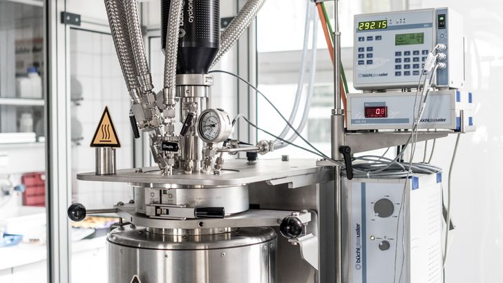 Labor: geschlossener Edelstahlbehälter mit mehreren Schläuchen und Messfühlern