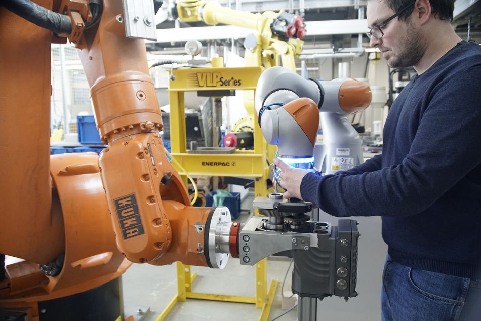 Jan Jungbluth an dem im Projekt entstanden Testaufbau im Technikum