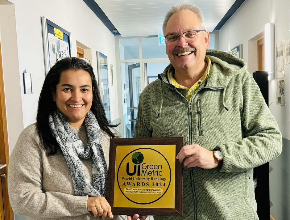 Nachhaltigkeitsbeauftragter Prof. Dr. Klaus Helling nimmt am UCB stolz die Plakette von Jackeline Martinez entgegen (Foto: Sophie Kaucher)