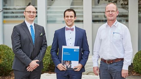 Manuel Barth (Mitte) mit dem Betreuer im Unternehmen, Herrn Andreas Kopp (rechts), und mit Prof. te Heesen  / Foto: Marco Rothbrust Fotografie/IHK Koblenz 