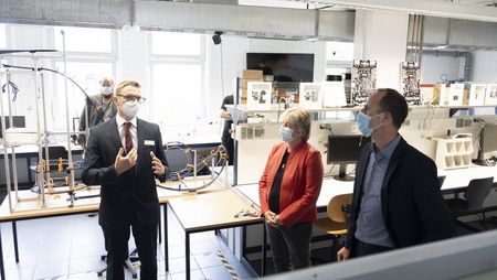 Wissenschaftsminister Clemens Hoch informiert sich über Forschungsprojekte am Umwelt-Campus Birkenfeld