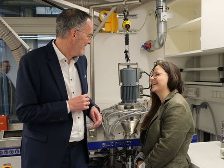 Minister Ebling und Studentin im Technikum