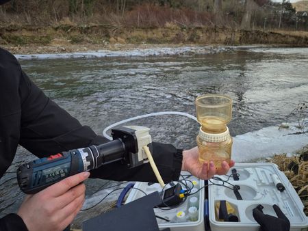 Als Vorbereitung für Nährstoffmessungen, werden die Wasserproben direkt am Gewässer filtriert und für den Transport abgefüllt.