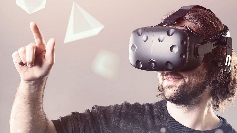 Studierender benutzt eine VR-Brille