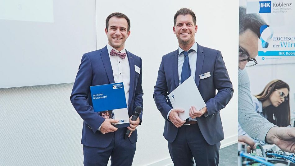 Preisträger Manuel Barth mit Jens Geimer (rechts), Vizepräsident der IHK Koblenz / Foto: Marco Rothbrust Fotografie/IHK Koblenz