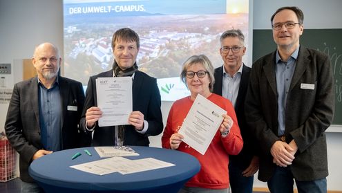 v.l.n.r.: Prof. Dr.-Ing. Peter Gutheil, IGS-Schulleiter Sascha Fritz, Claudia Hornig Kanzlerin der Hochschule Trier, Prof. Dr. Tilman Cosack und Prof. Dr. Stefan Naumann nach der Unterzeichnung des Kooperationsvertrags