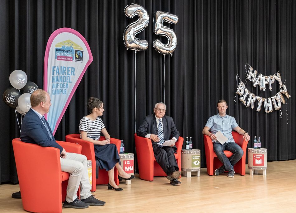 Dr. Ernst Theilen (mitte) als Ehrengast im Rahmen der virtuellen Feier zum 25-jährigen Jubiläum des Umwelt-Campus im Juli 2021