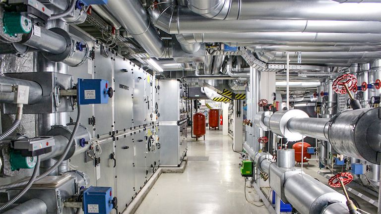 RLT-Anlage mit vielen Rohren und Anschlüssen im Keller