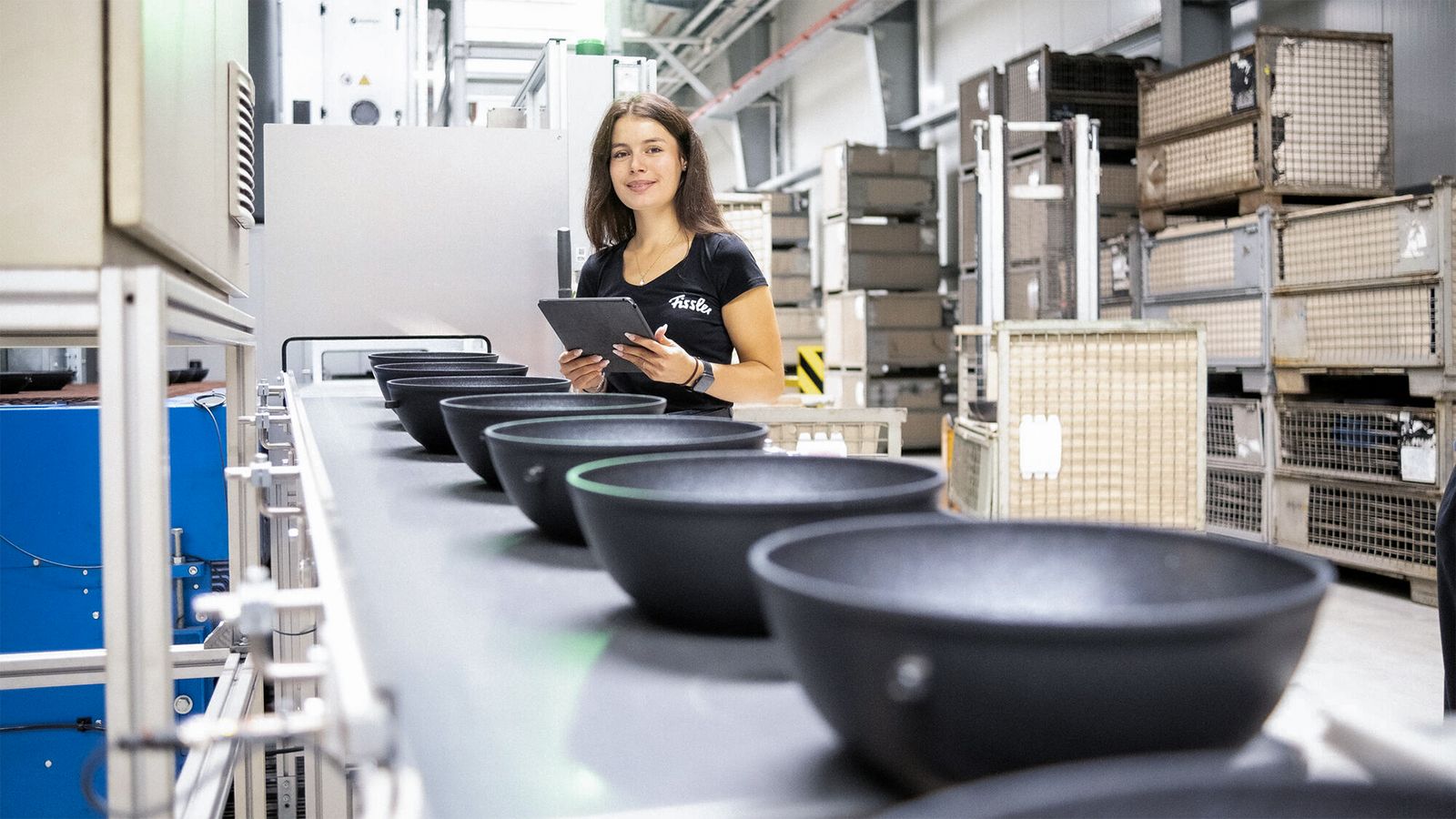 Duale BWL-Studentin in der Produktion von Fa. Fissler. 
