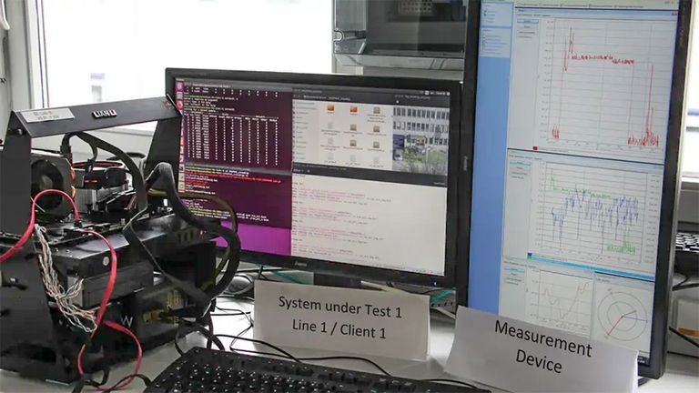 PC-Bildschirme mit Grafiken zu Forschungsdaten