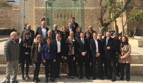 Hochschulpräsident Prof. Dr. Norbert Kuhn (Dritter von rechts) mit der Delegation und dem rheinland-pfälzischen Wirtschaftsminister Dr. Volker Wissing (Vierter von rechts) in Jerusalem.