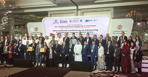 Gruppenfoto der Preisträger des GreenMetric Awards 2023 bei der Preisverleihung im Zuge der COP28 Weltklimakonferenz in Dubai